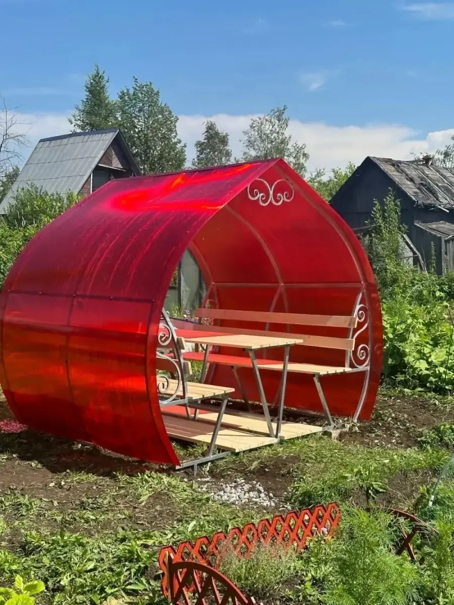 Беседка с гранатовой крышей
