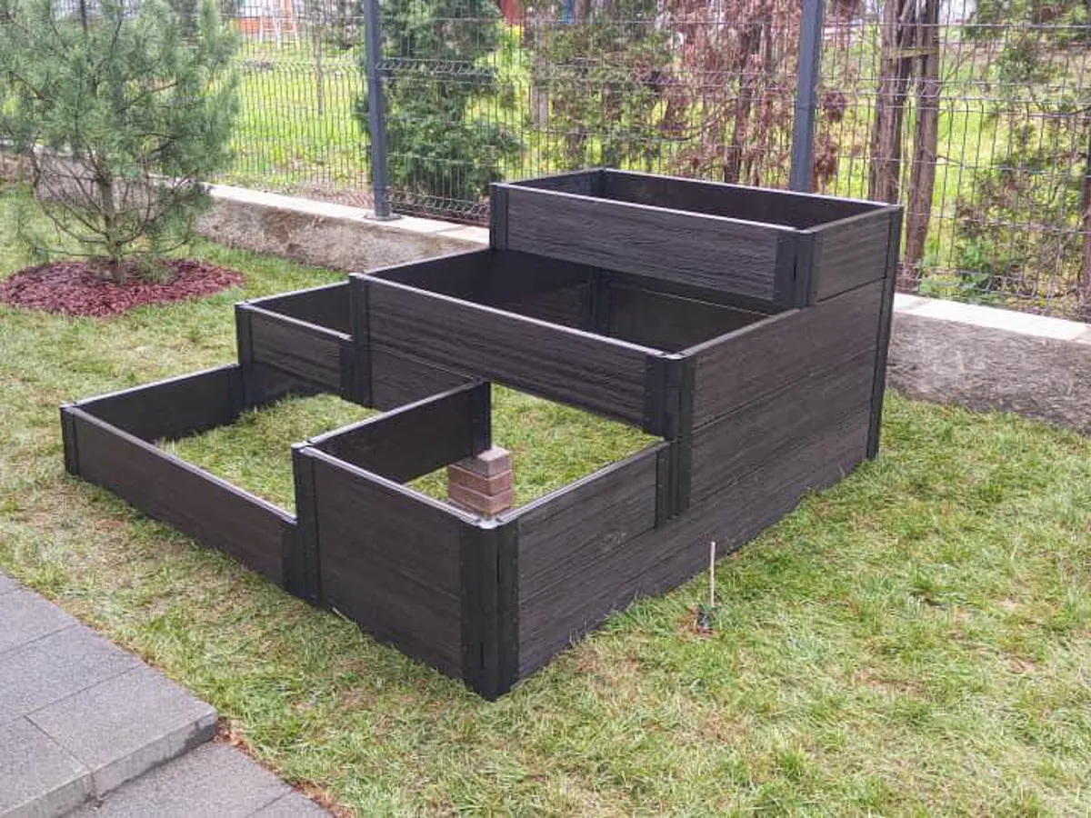 Ярусная грядка из ДПК на газоне