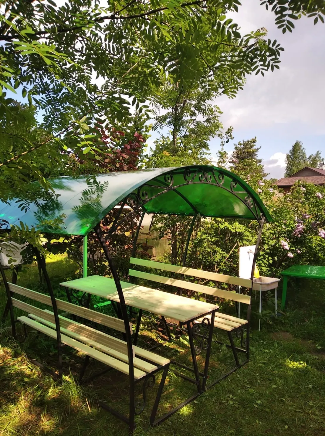 Беседка со скамейками и столом на участке