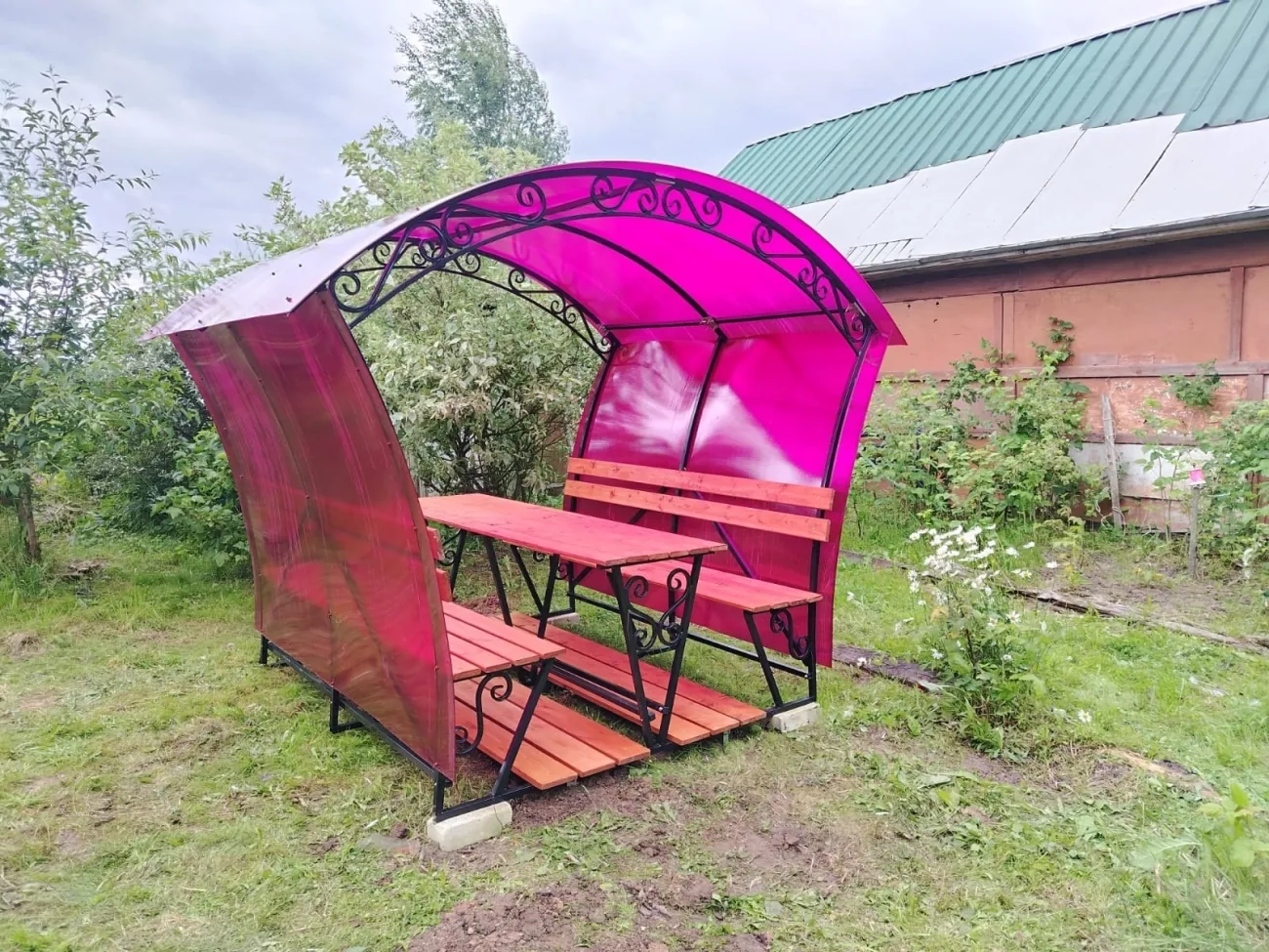 Беседка с деревянными лавками и столом