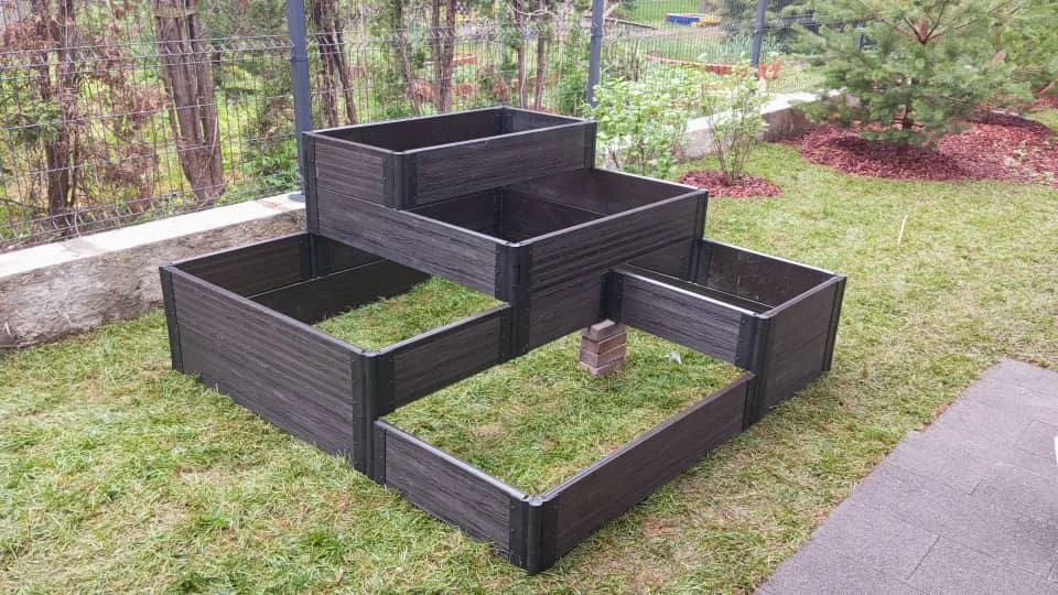 Клумба из ДПК с текстурой дерева